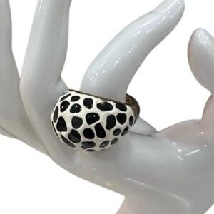 Vtg Kenneth Jay
Lane Dome Cocktail
Ring Size 9 Black
White Enamel
Leopard Print